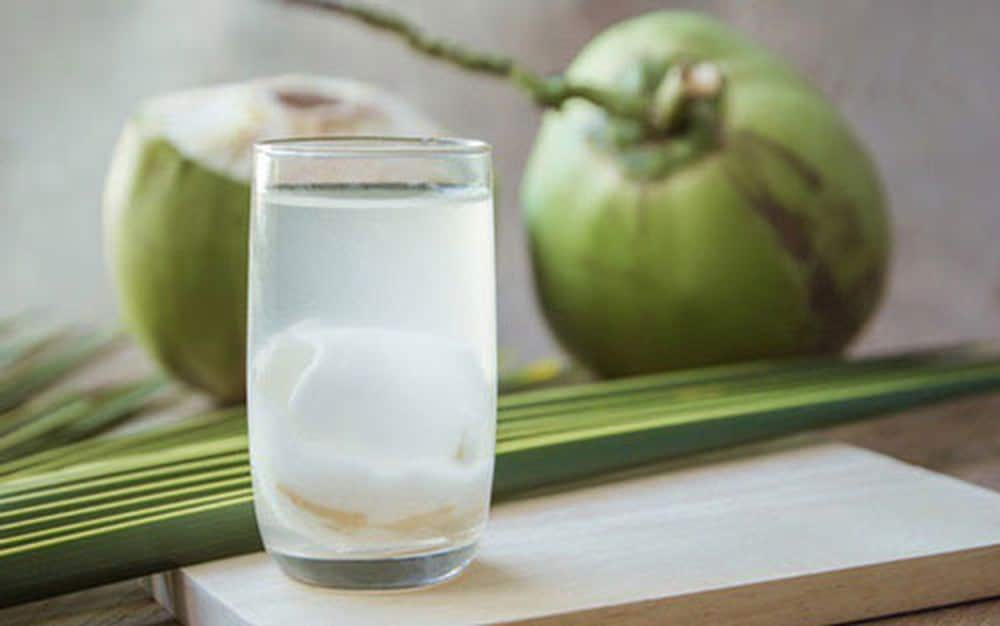 Tới tháng nên uống gì? Câu trả lời là nước dừa giúp điều hòa kinh nguyệt khi tới tháng 