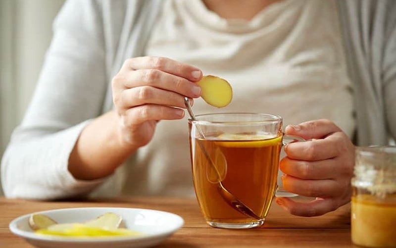 Uống trà gừng để lưu thông máu huyết và tăng cường sức khỏe khi tới tháng