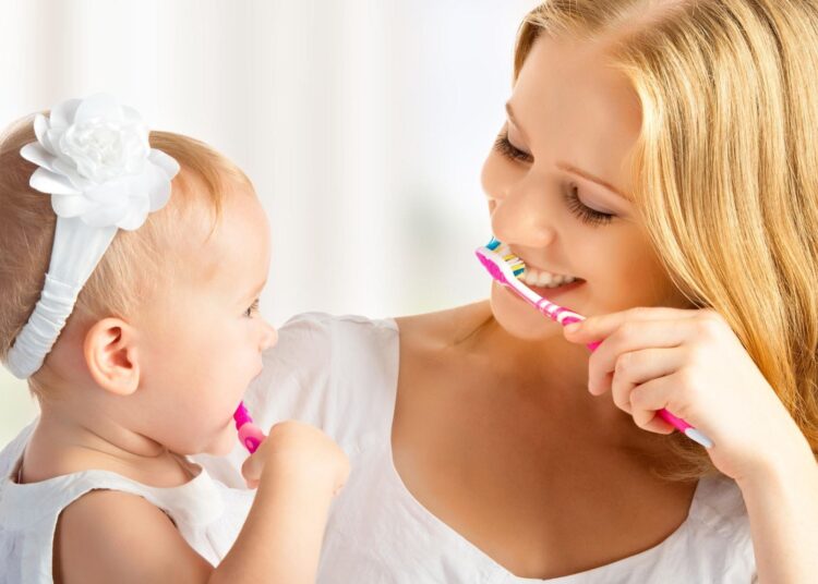 Mẹ và bé cùng đánh răng